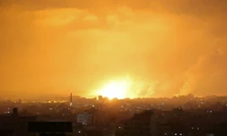Une explosion embrase le ciel de Beit Lahia (bande de Gaza) aprÚs une frappe israélienne, le 14 mai 2021