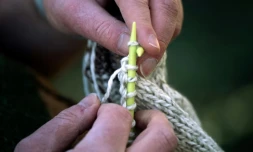 L'artiste tricoteur Sam Barsky tricote un pull, le 8 mars 2023 à Cockeysville, dans l'est des Etats-Unis