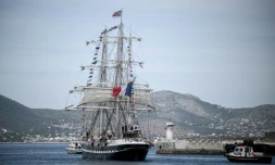 Le Belem, trois-mùts français du XIXe siÚcle, quitte le port du Pirée, prÚs d'AthÚnes, avec la flamme olympique à son bord pour entamer son voyage vers la France le 27 avril 2024, un jour aprÚs que la GrÚce a remis le flambeau des Jeux de 2024 aux organisateurs parisiens