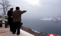 Photo diffusée le 29 janvier 2024 par l'agence de presse officielle nord-coréenne Kcna du dirigeant nord-coréen Kim Jong Un dans un lieu non précisé supervisant les tirs d'essai de missiles lancés à partir d'un sous-marin