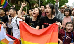 Des manifestants taïwanais célÚbrent la légalisation du mariage gay le 17 mai 2019 devant le Parlement à Taipei
