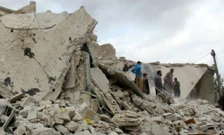 Des habitants recherchent des victimes dans les décombres d'immeubles après une frappe aérienne des forces russes et syriennes, le 16 novembre 2016 à Idleb