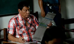 Rodrigo Duterte, favori de la présidentielle philippine, vote dans un bureau à Davao City, sur l'île du sud Mindanao le 9 mai 2016
