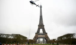 Installation d'une antenne radio au sommet de la Tour Eiffel, le 15 mars 2022 Ă Paris