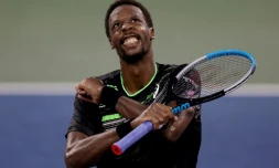 La joie du Français Gaël Monfils, après sa victoire face à l'Australien Alex De Minaur, la 500e  de sa carrière, et sa qualification pour le 3e tour du tournoi de Cincinnati, le 18 août 2021 à Mason (Ohio)