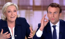 Captures d'écran avec Emmanuel Macron (D) et Marine Le Pen (G) lors d'un débat télévisé le 3 mai 2017 à La Plaine-Saint-Denis, près de Paris