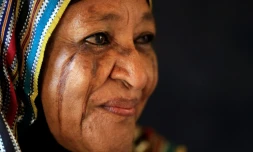 Une femme soudanaise portant des cicatrices de lame sur le visage dans le village d'Om Maghad, à quelque 66 km au sud de Khartoum, le 30 juillet 2022