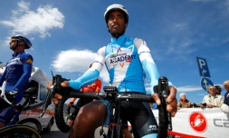 Le coureur Ă©rythrĂ©en Awet Andemeskel, rĂ©fugiĂ© en SuĂšde, s'apprĂȘte Ă prendre le dĂ©part du Tour d'Italie Ă Orbetello, le 14 mai 2019