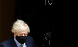 Le Premier ministre britannique Boris Johnson sort du 10 Downing Street, le 14 octobre 2020 à Londres
