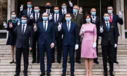 Le gouvernement slovaque fait une photo de famille le 21 mars 2020 à Bratislava, après sa cérémonie d'intronisation