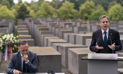 Le secrétaire d'Etat américain Antony Blinken (D) lors d'un discours au Mémorial de l'Holocauste à Berlin, au côté du ministre allemand des Affaires étrangères Heiko Maas (G), le 24 juin 2021 