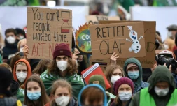 De jeunes militants participent à une marche pour le climat porte de Brandebourg à Berlin, le 22 octobre 2021