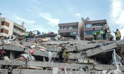 Des secouristes à la recherche de victimes le 30 octobre 2020 après un tremblement de terre à  Izmir, le 30 octobre 2020