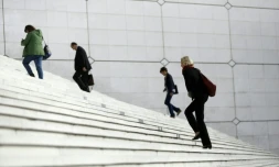 Des employés gravissent les marches de l'Arche de La Défense, dans les Hauts-de-Seine, le 4 septembre 2015
