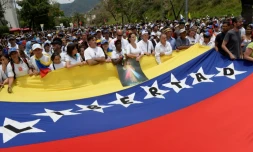 Des manifestants anti-Maduro marchent vers le siège de l'Eglise catholique à Caracas, le 22 avril 2017