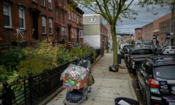 Laurentino Marin, un Méxicain de 80 ans, conduit son charriot de cannettes dans les rues de Brooklyn à New York, le 27 octobre 2021, avant de les échanger contre quelques dizaines de dollars dans un centre de recyclage