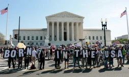 Des manifestants en faveur du droit du sol devant la Cour suprême des Etats-Unis, à Washington le 1er avril 2026