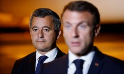 Le ministre de l'Intérieur Gérald Darmanin (gauche) et le président de la République Emmanuel Macron le 24 juillet 2023 à Nouméa