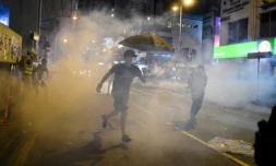La police de Hong Kong a recours Ă des tirs de gaz lacrymogĂšne contre des manifestants le 7 octobre dans le district de Mongkok