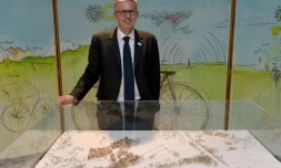 Nicolas Ferrand, directeur général exécutif de SLIDEO? la société de livraison des de l'Autorité de livraison des ouvrages olympiques, présente le projet du village des médias des Jeux olympiques de 2024 et du nouveau quartier de Seine-Saint-Denis, au siÚge du journal sportif français L'Equipe, à Boulogne-Billancourt, au sud-ouest de Paris, le 2 octobre , 2019.