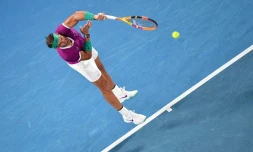 Rafael Nadal au service face à l'Italien Matteo Berrettini à l'Open d'Australie à Melbourne, le 28 janvier 2022 