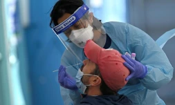 Un habitant se fait tester au Covid-19, le 17 juillet 2021 à Sydney, en Australie