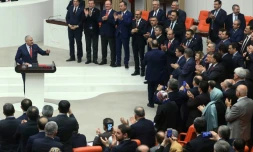 Le Premier ministre turc Binali Yildirim (g) est applaudi au Parlement, le 21 janvier 2017 à Ankara