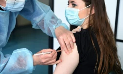 Vaccination d'une étudiante dans le secteur de la santé, à l'Université de Bretagne occidentale, à Brest (ouest), le 12 mars 2021