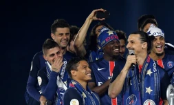 L'attaquant vedette du PSG Zlatan Ibrahimovic s'adresse aux spectateurs Ă  la fin du match face Ă  Nantes au Parc des Princes, le 14 mai 2016
