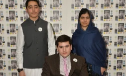 La Prix Nobel de la Paix Malala Yousafzai pose avec deux victimes de l'attentat de l'école publique de l'armée de Peshawar, Ahmad Nawaz (g) et Muhammad Ibrahim Khan (c) à Birmingham, le 15 décembre 2015