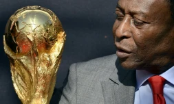 La légende brésilienne du football Pelé regarde le trophée de la Coupe du monde de la FIFA lors d'un événement à Paris, le 9 mars 2014