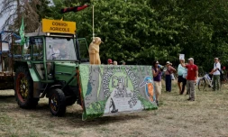 Manifestation à Lezay, dans les Deux-Sèvres, d'opposants aux mégabassines, le 18 août 2023