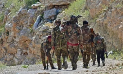 Des combattants des Forces démocratiques syriennes (FDS) en patrouille dans les environs du village syrien de Baghouz et de l'ultime réduit du groupe jihadiste Etat islamique (EI), le 20 mars 2019