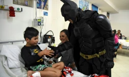 Un Batman argentin au chevet d'enfants malades à La Plata, à 60 km au sud de Buenos Aires, en Argentine, le 2 juin 2017