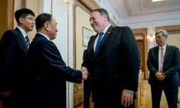 Le secrétaire d'Etat américain Mike Pompeo accueilli par le bras droit du leader nord-coréen, Kim Yong Chol, à Pyongyang, le 6 juillet 2018 