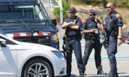Des policiers espagnols contrôlent des véhicules à la frontière franco-espagnole à La Jonquera le 20 août 2017