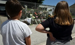 Des élèves se recueillent devant les fleurs déposées au collège Françoise Dolto à Nogent, au lendemain du meurtre d'une surveillante, le 11 juin 2025 en Haute-Marne