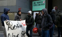 Manifestants et migrants devant le lycée Jean-Jaures le 3 mai 2016 à Paris