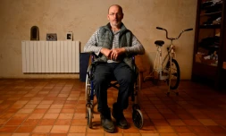 Jacques Larcher agriculteur à la retraite et souffrant de la maladie de Parkinson, lors d'une séance photo chez lui à La Chapelle-Bouexic (ouest de la France), le 26 décembre 2019