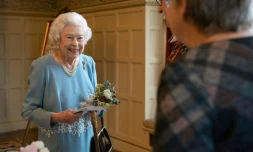 La reine Elizabeth II reçoit des visiteurs dans son domaine de Sandringham, en Angleterre, le 5 février 2022