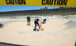 Des skateurs nettoient le skate park de Venice Beach (Etats-Unis), auparavant empli de sable pour éviter tout rassemblement, le 13 mai 2020