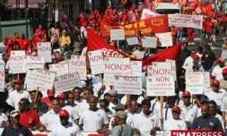 Mardi 17 Juin 2008

Manifestation intersyndicale dans les rues de Saint-Denis de la Reunion