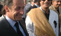 Le président Nicolas Sarkozy (g) est accueilli par le chef libyen  Mouammar Kadhafi (d) à son arrivée à Tripoli, le 25 juillet 2007