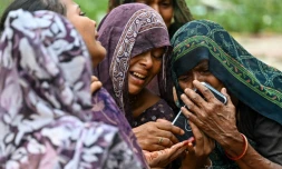 Des proches pleurent la mort d'Akash Patni, 14 ans, à Ahmedabad le 13 juin 2025