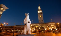 Statue d'ours polaire géant installée à San Francisco pendant le sommet mondial sur le climat, le 13 septembre 2018