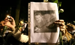 Portrait de Tony, 3 ans, mort le 26 novembre sous les coups du conjoint de sa mère, brandi lors d'une marche blanche à sa mémoire, le 30 novembre 2016 à Reims