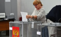 Une électrice vote lors des élections régionales, le 10 septembre 2023 à Rostov, en Russie