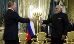 Le président russe Vladimir Poutine (g) et le Premier ministre indien Narendra Modi, le 24 décembre 2015 à Moscou