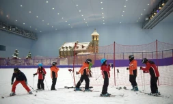 Des Chinois skient à l'intérieur du "Parc des glaces et des neiges" de Harbin, dans le nord-est de la Chine, le 22 août 2017