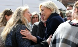 Marine Le Pen avec des habitants de Rouvroy près d'Hénin-Beaumont (Hauts-de-France), le 24 avril 2017 